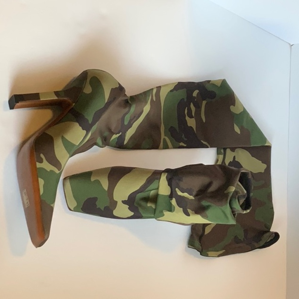 Vetements Camo High Boomerang Sock Boots. NWT, Box, Dust Covers, Heel Caps.